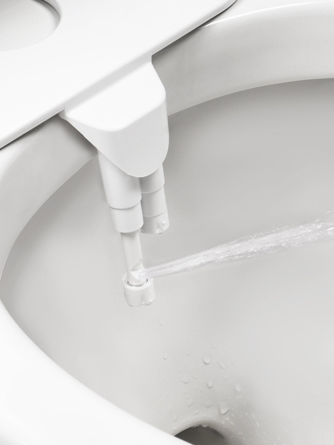 Vue de près du jet d'eau en action du bidet BelmaJet by BelmaClean